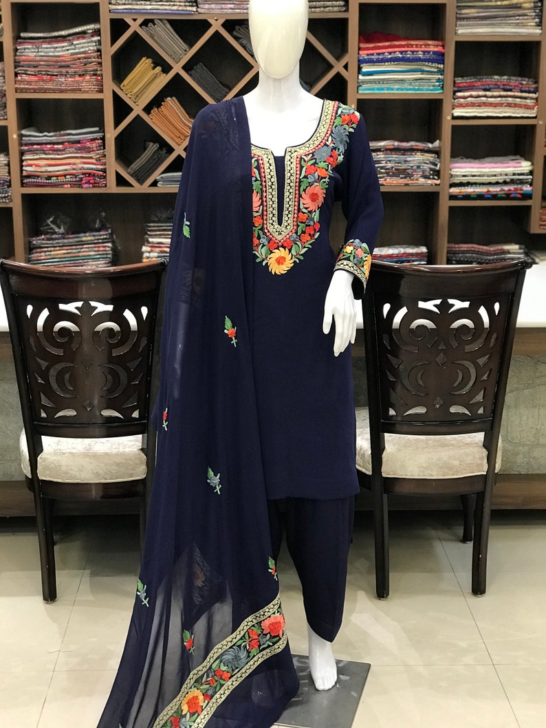 Tilla Chaputri Aari Neck Kashmiri Salwar Suit Tilla Chaputri Aari Neck Kashmiri Salwar Suit