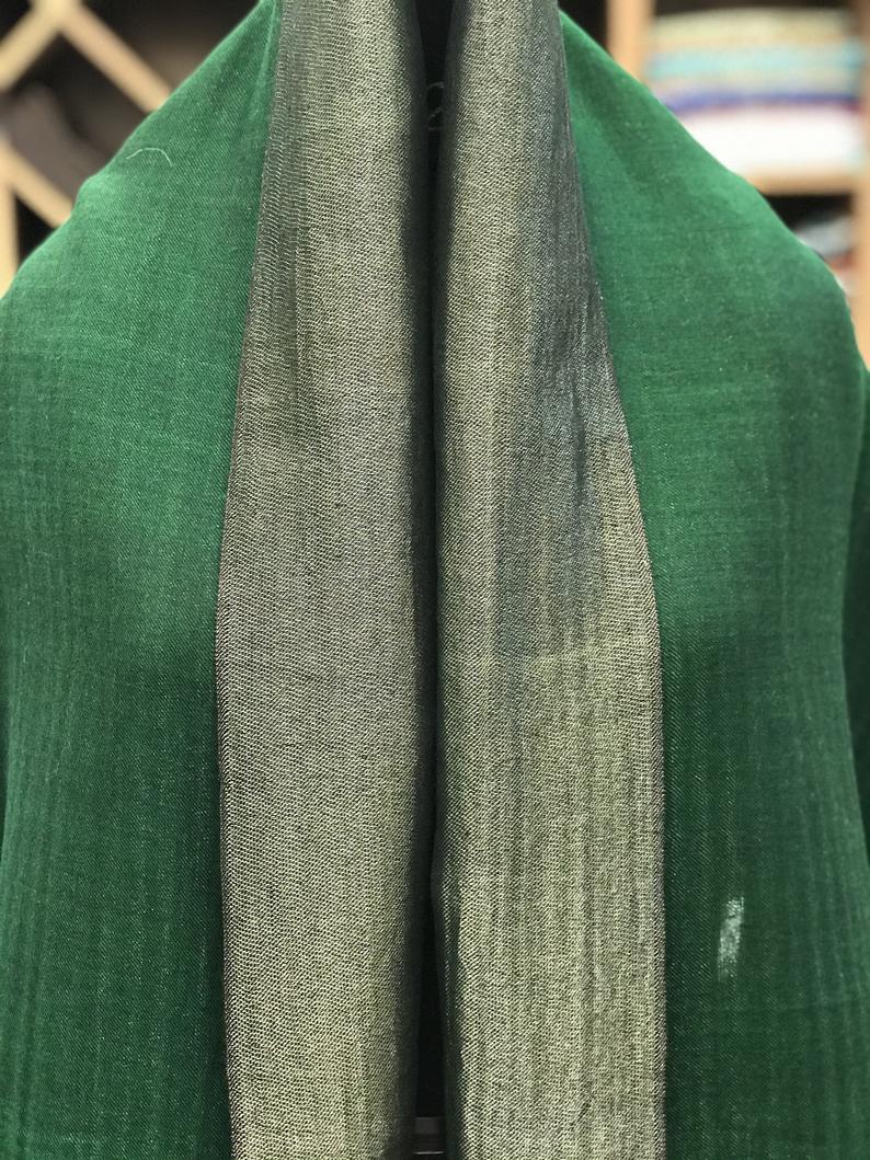 Zari Dhaaga Weave Metallic Pure Pashmina Reversible Stole: Dark Green close up Zari Dhaaga Weave Metallic Pure Pashmina Reversible Stole: Dark Green close up