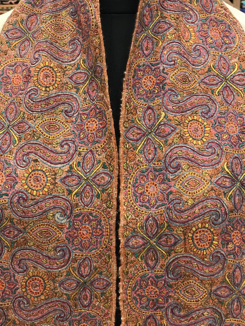 Hand Needle Work Embroidered Pure Pashmina Shawl: Natural close up Hand Needle Work Embroidered Pure Pashmina Shawl: Natural close up