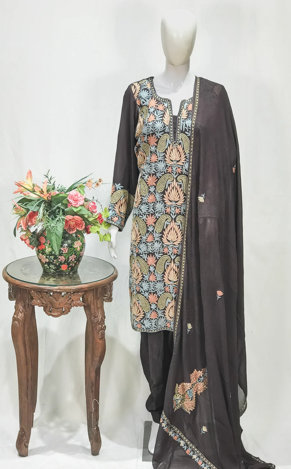 Zari & Aari Fusion Kashmiri Woman Suit Zari & Aari Fusion Kashmiri Woman Suit