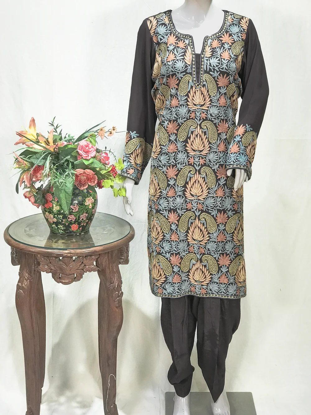 Zari & Aari Fusion Kashmiri Woman Suit Zari & Aari Fusion Kashmiri Woman Suit