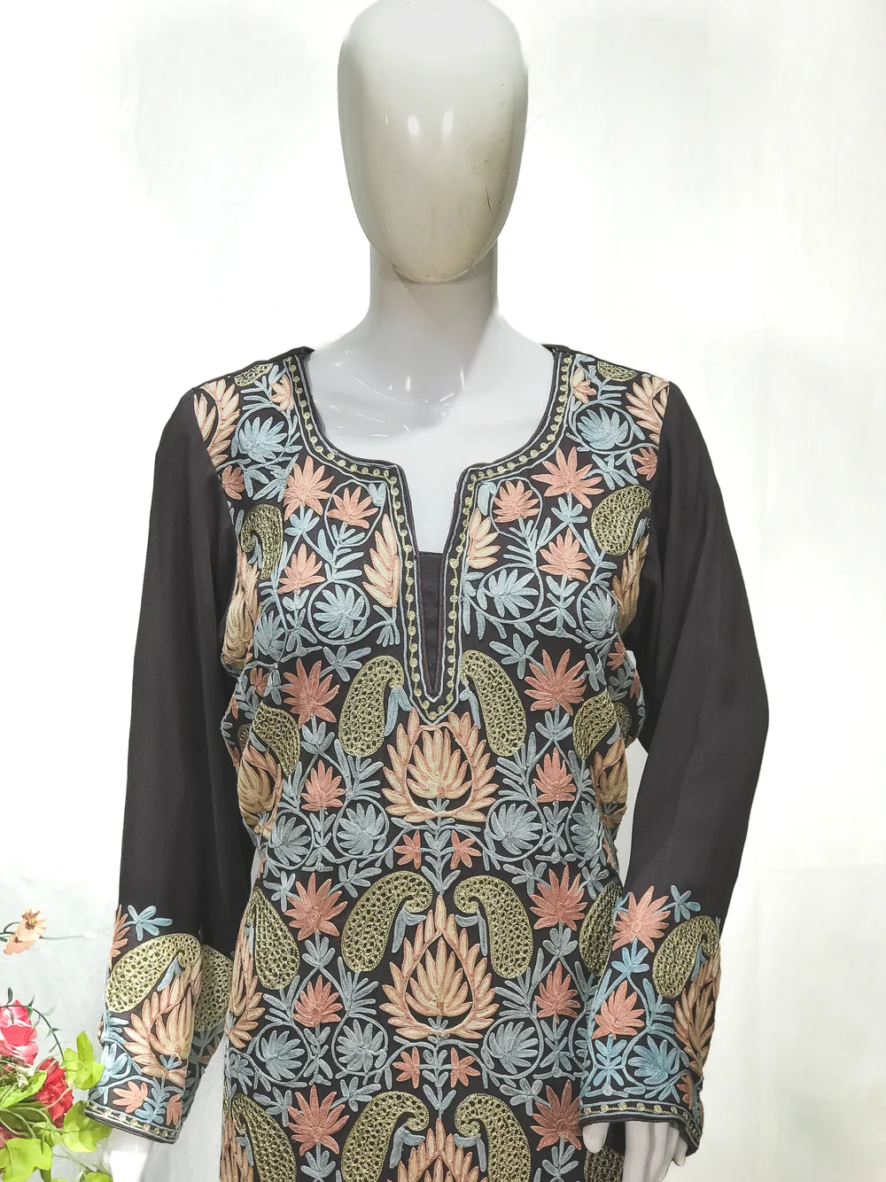 Zari & Aari Fusion Kashmiri Woman Suit Zari & Aari Fusion Kashmiri Woman Suit