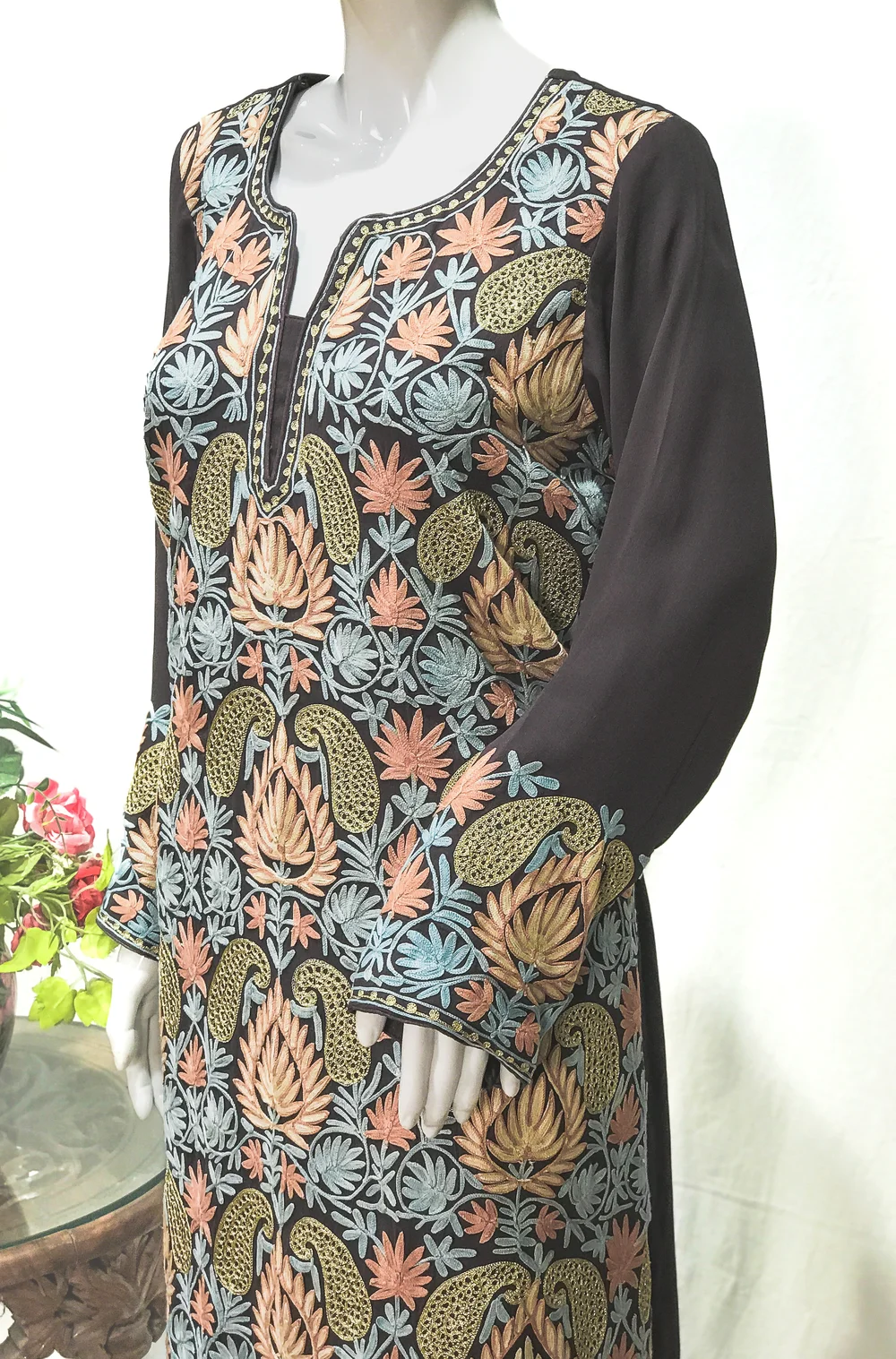 Zari & Aari Fusion Kashmiri Woman Suit Zari & Aari Fusion Kashmiri Woman Suit