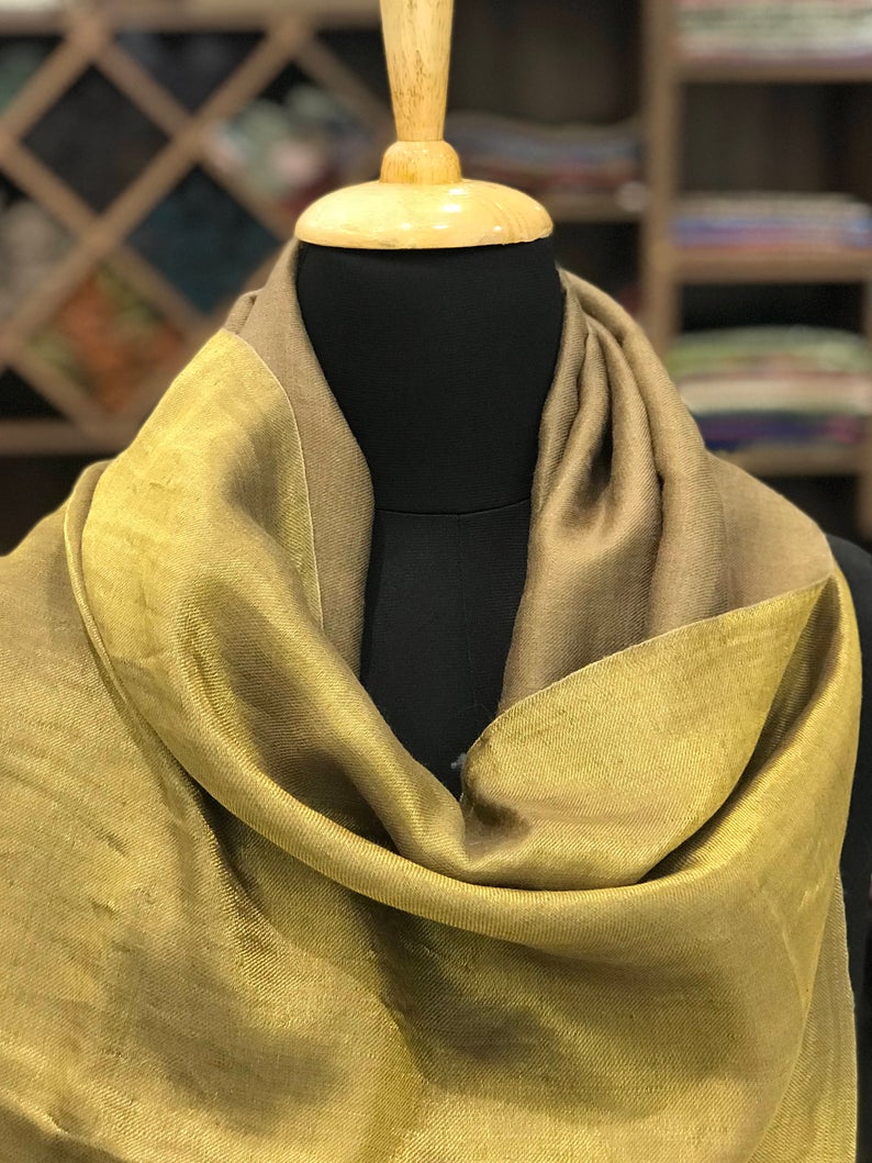 Tilla Weave Reversible Pure Pashmina Stole: Beige wrap