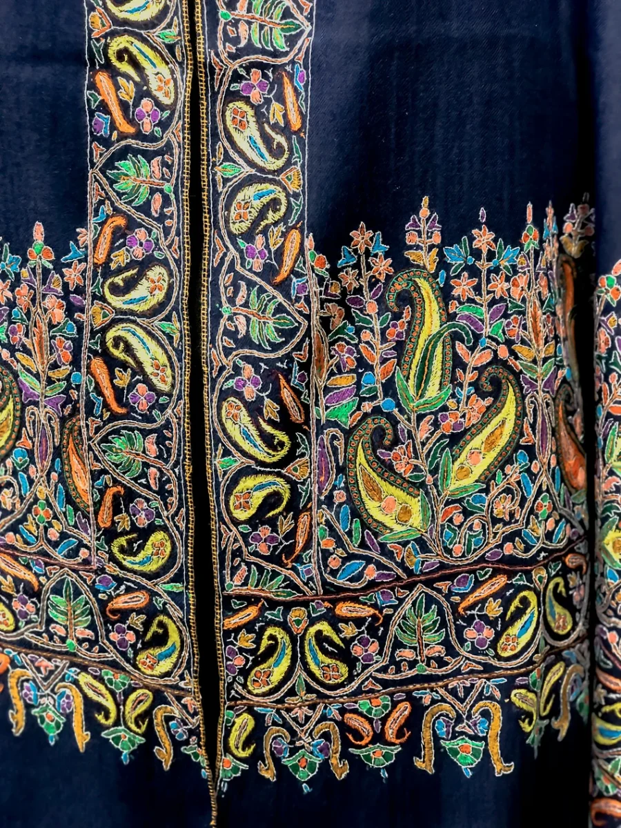 Navy Blue Papier Mache Paisley Palla Pure Pashmina Stole close up