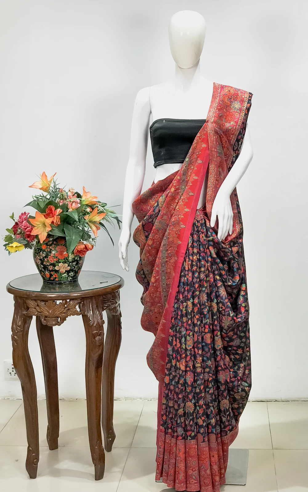 Black Modal Silk Kani Saree with Floral Pink Pallu Black Modal Silk Kani Saree with Floral Pink Pallu