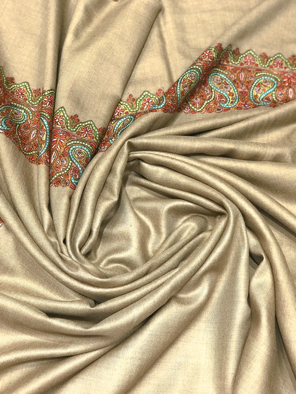 Hazelwood Beige Pure Pashmina Shawl With Sozni Hand Embroidery Front Hazelwood Beige Pure Pashmina Shawl With Sozni Hand Embroidery Front