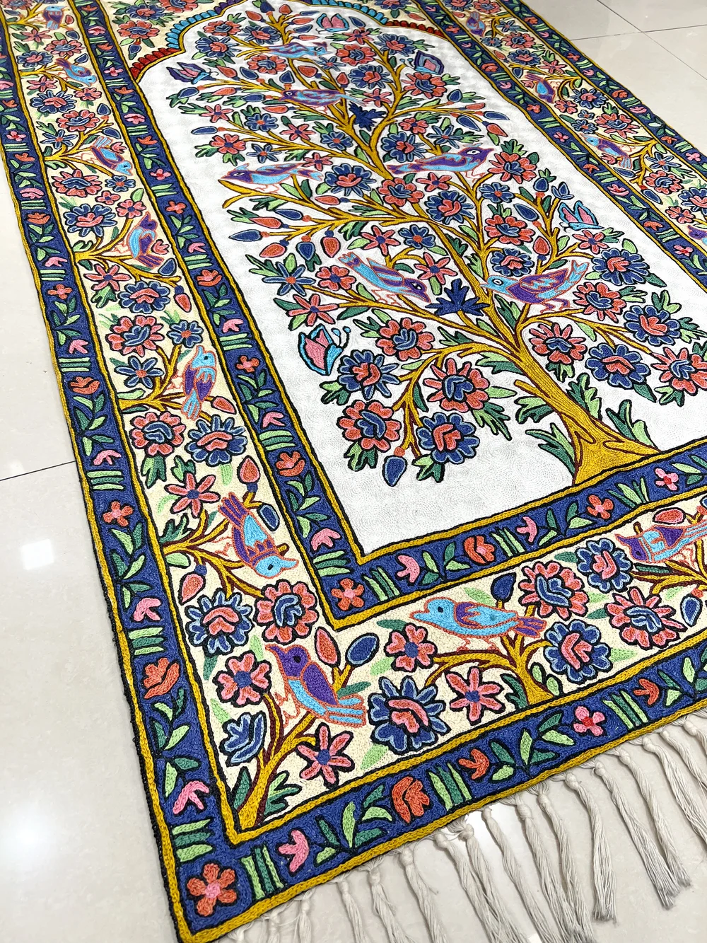 Hand Chain-Stitch Home Decor Floral Pattern Silken Rug front