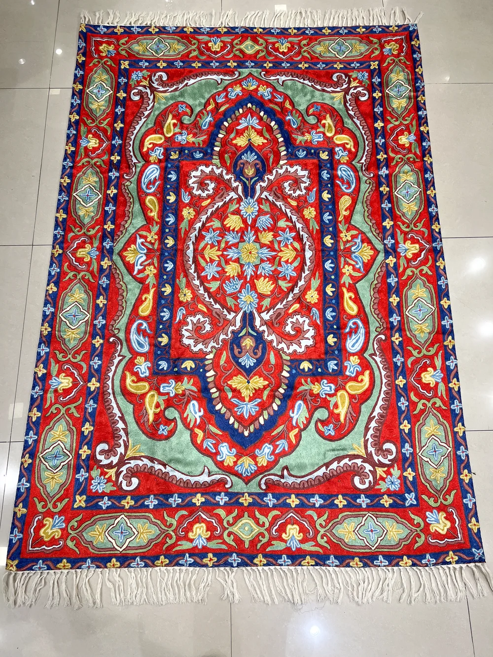Hand Chain-Stitch Home Decor Floral Pattern Silken Rug