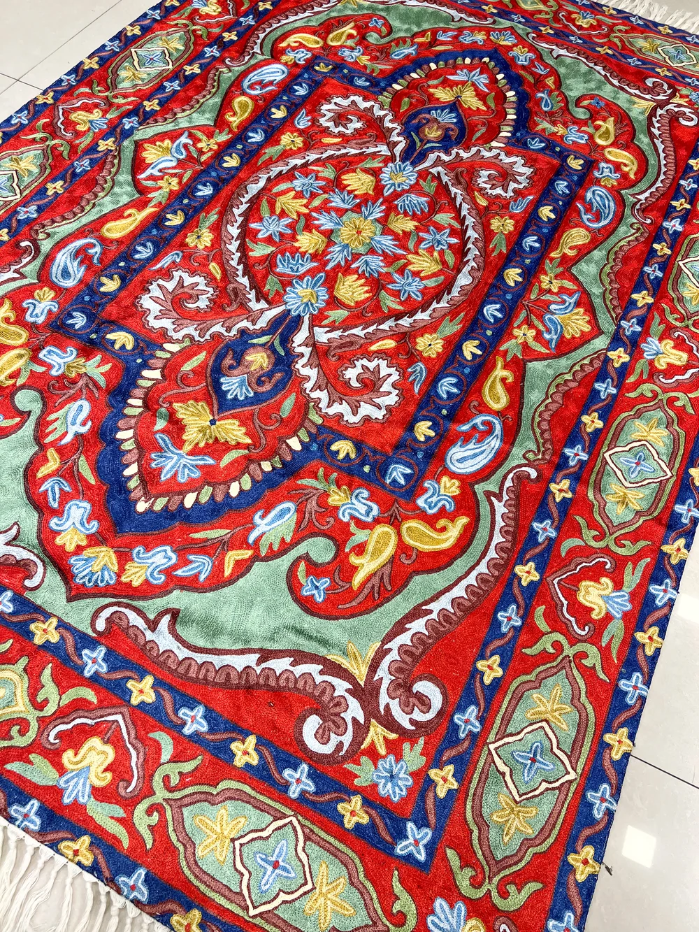 Hand Chain-Stitch Home Decor Floral Pattern Silken Rug front