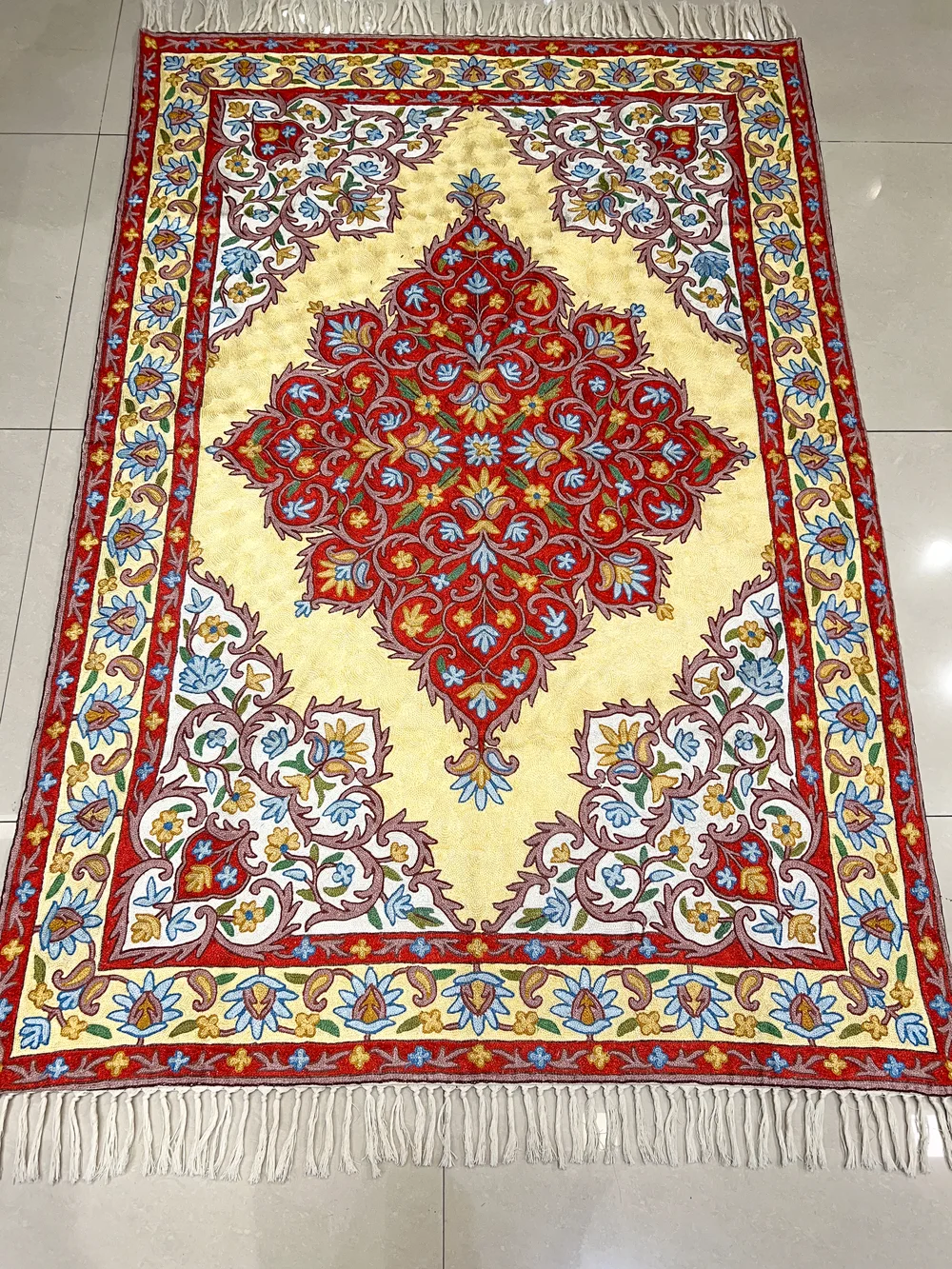 Hand Chain-Stitch Home Decor Floral Pattern Silken Rug