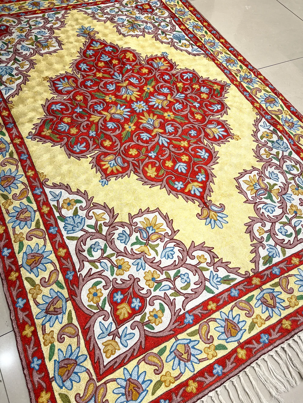 Hand Chain-Stitch Home Decor Floral Pattern Silken Rug front