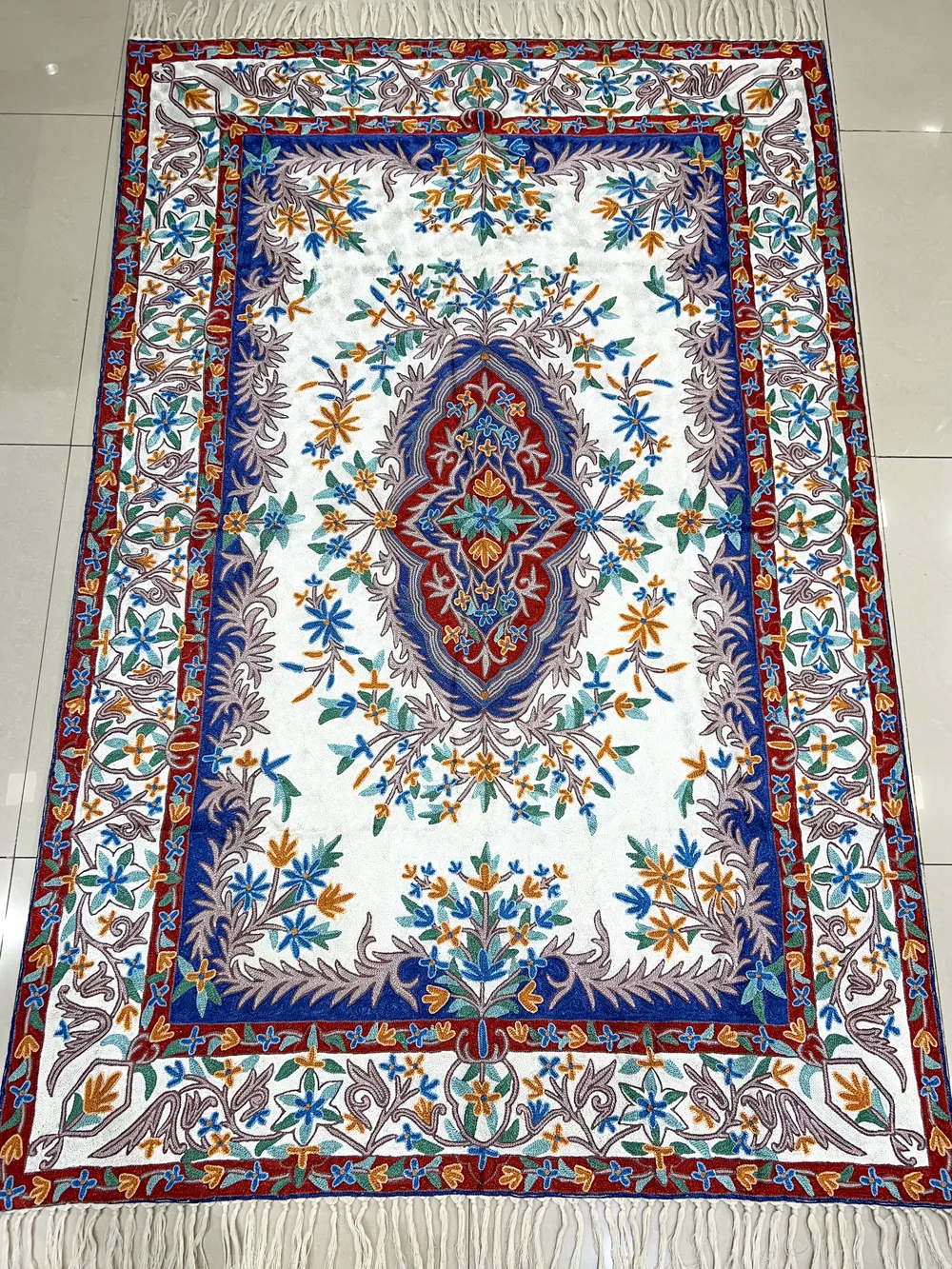Hand Chain-Stitch Home Decor Floral Pattern Silken Rug