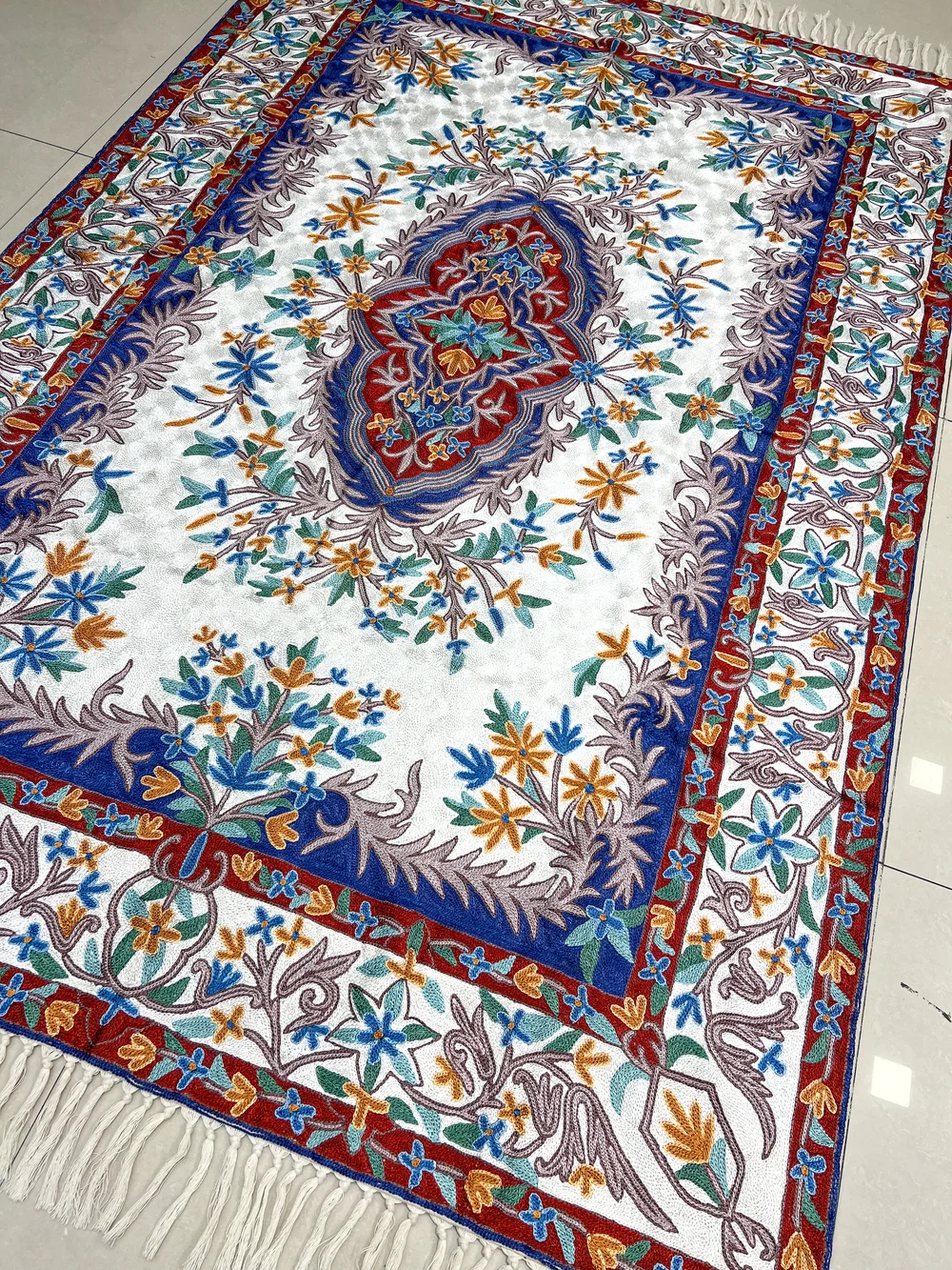 Hand Chain-Stitch Home Decor Floral Pattern Silken Rug front