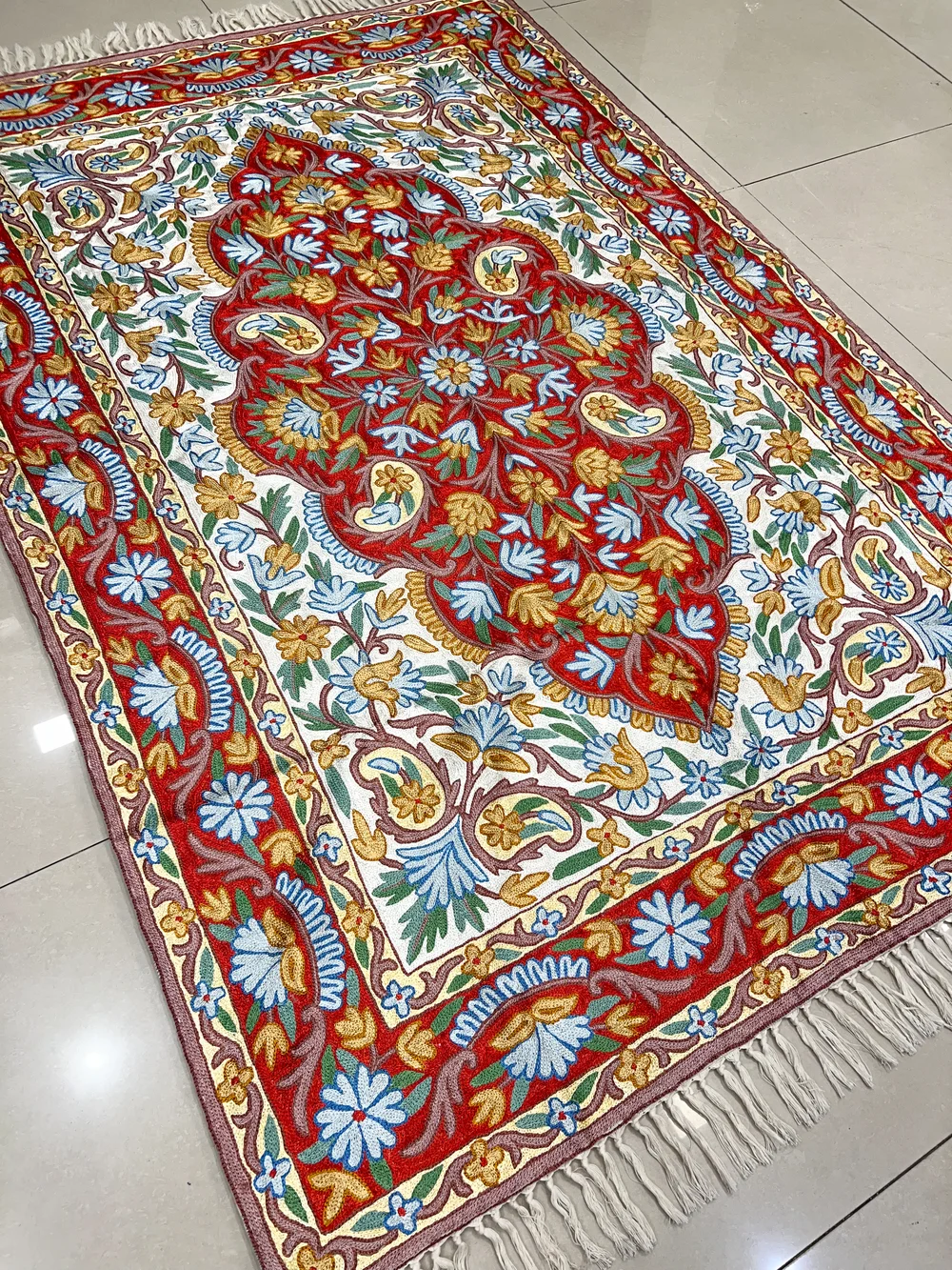 Hand Chain-Stitch Home Decor Ambi Pattern Silken Rug front