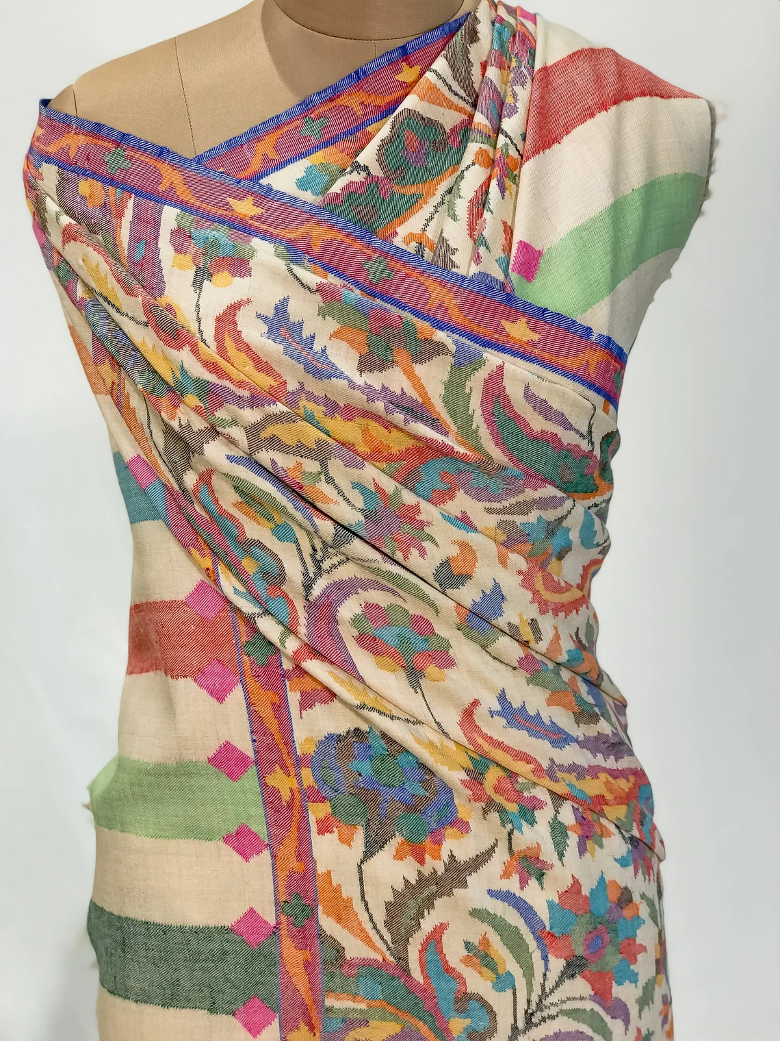 Off White Hand Woven Pure Pashmina Kani Shawl Off White Hand Woven Pure Pashmina Kani Shawl