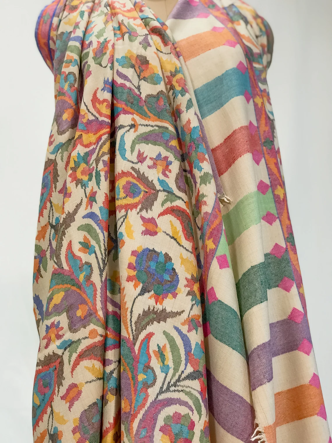 Off White Hand Woven Pure Pashmina Kani Shawl Off White Hand Woven Pure Pashmina Kani Shawl