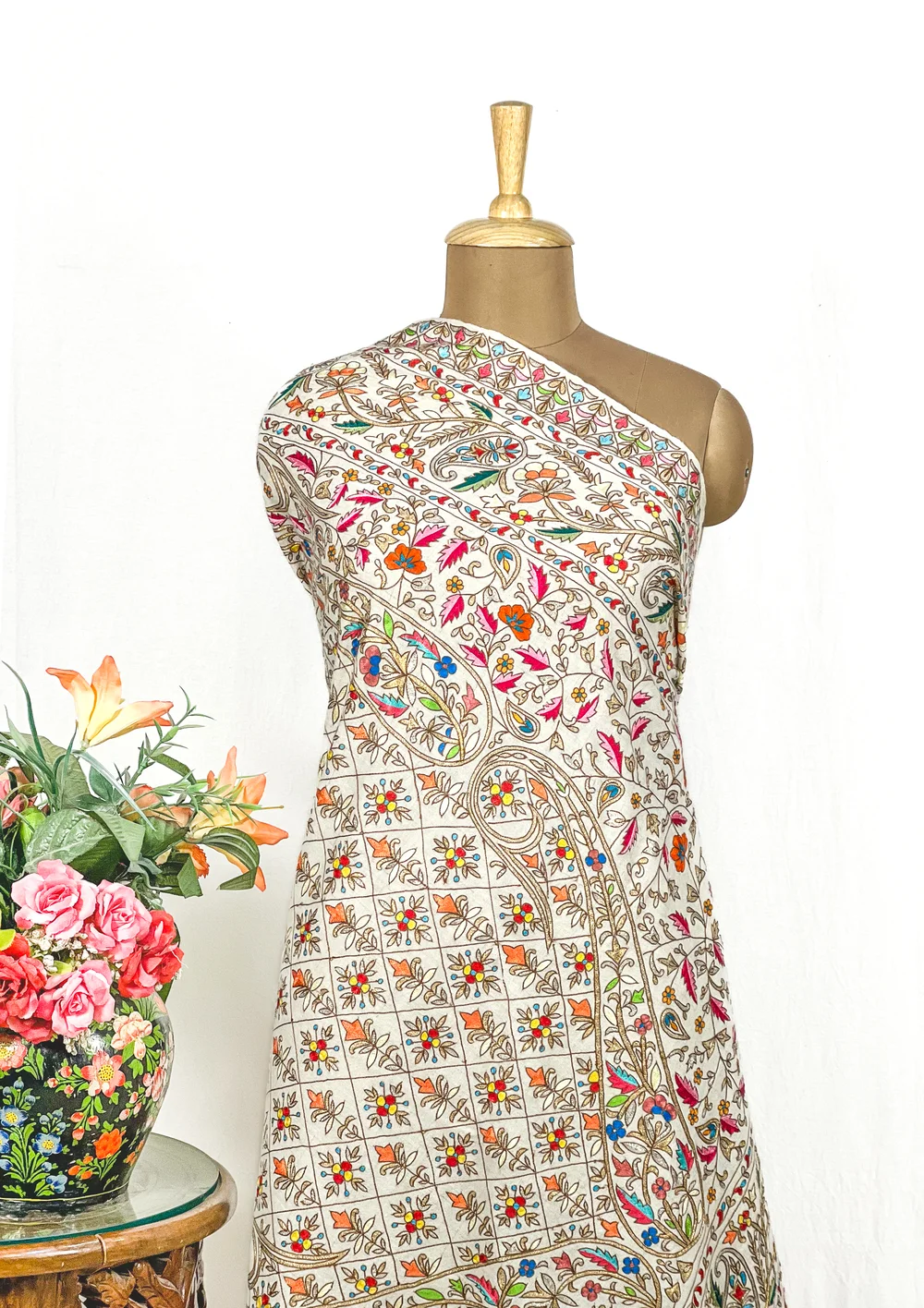 White Pure Pashmina Shawl With Tilla and Thread Jaal Hand Embroidery Close Up White Pure Pashmina Shawl With Tilla and Thread Jaal Hand Embroidery Close Up