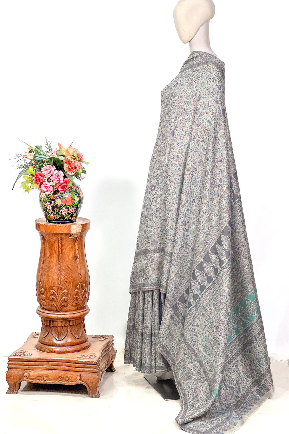 Off-White Modal Silk Kani Saree With Floral Pattern